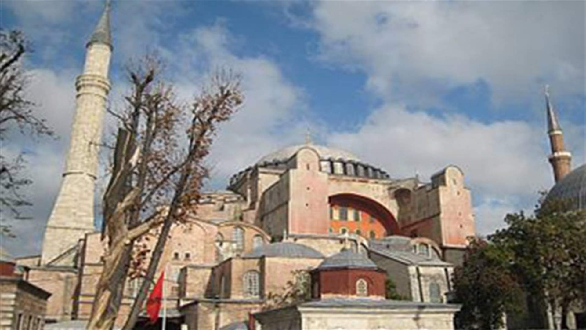 Thousands pray for Hagia Sofia to become mosque