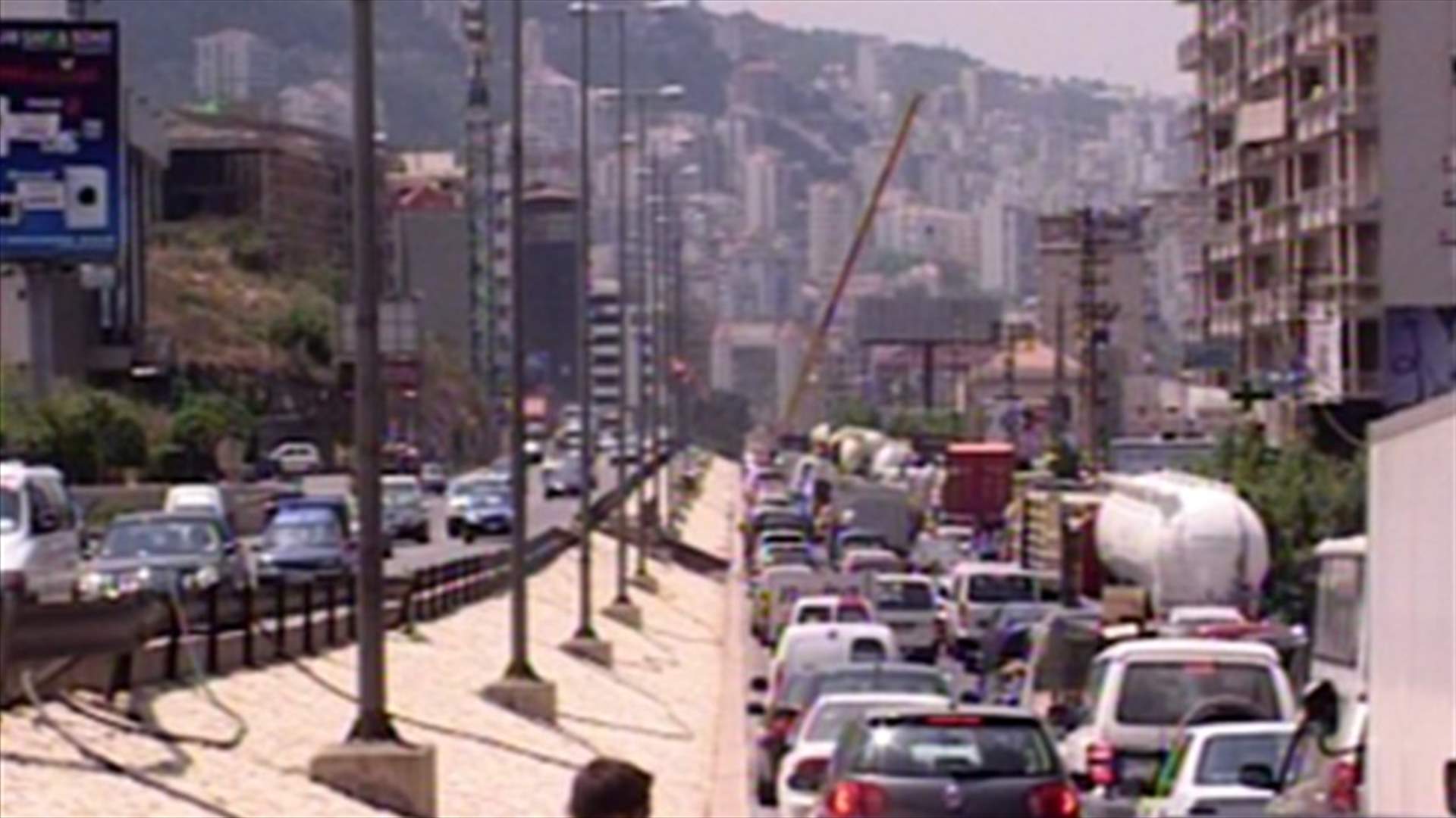 مرة جديدة نزع إعلانات يتسبب بزحمة سير على اوتوستراد المعاملتين 