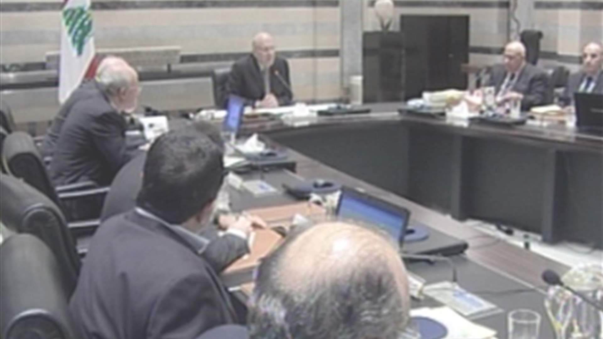 Does stalled expenditure issue pose threat to cabinet survival?