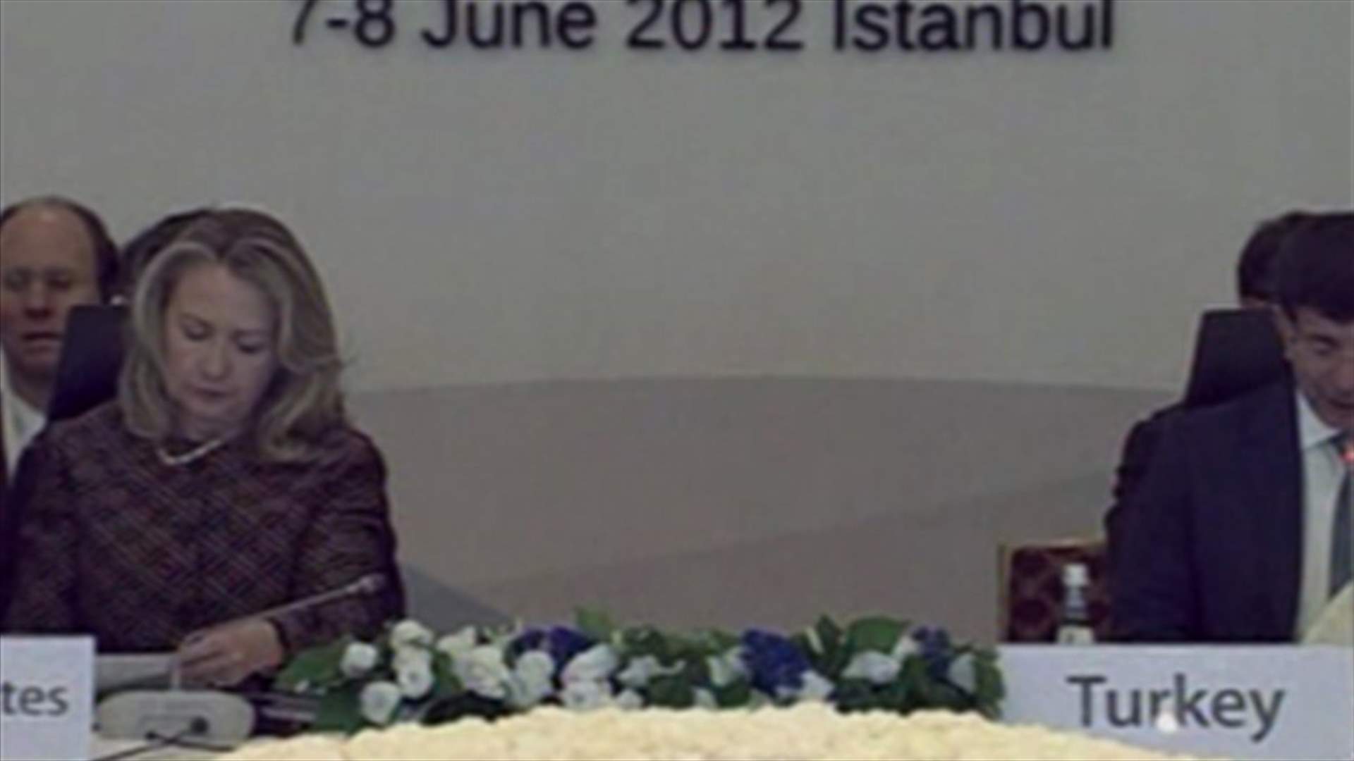 Clinton speaks of Iran and Syria from Istanbul 