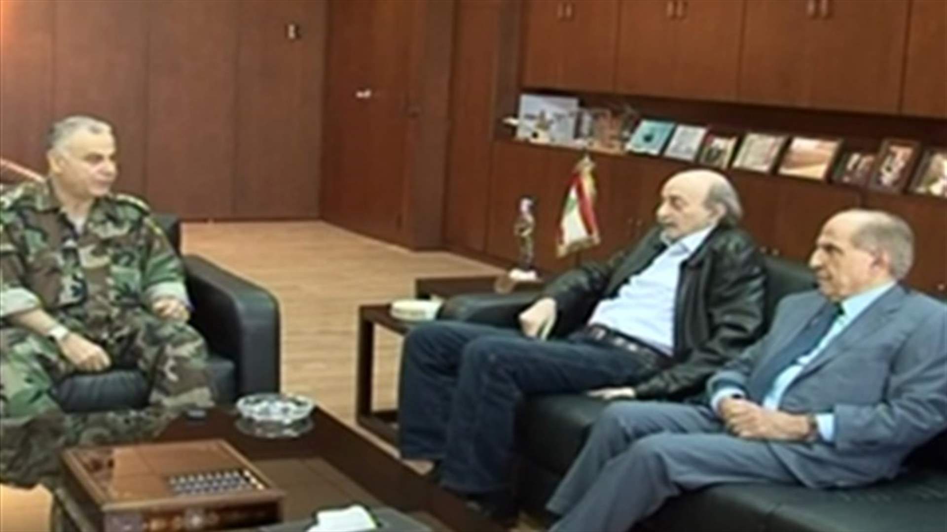 جنبلاط التقى قهوجي : نقدر الجهود التي يبذلها الجيش لحماية السلم الأهلي 