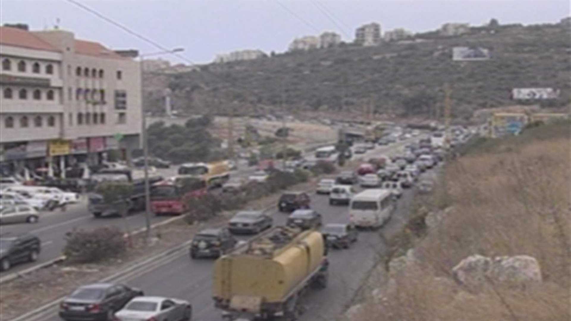 Erratic construction works cause severe traffic jam on coastal highway