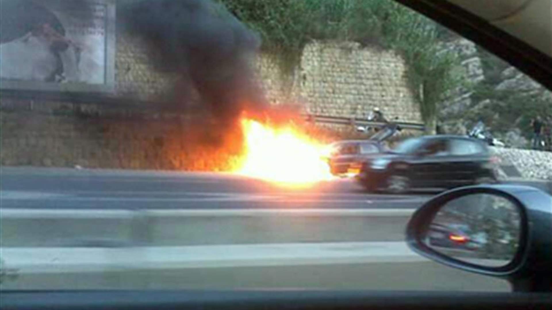 زحمة سير بسبب اشتعال سيارة