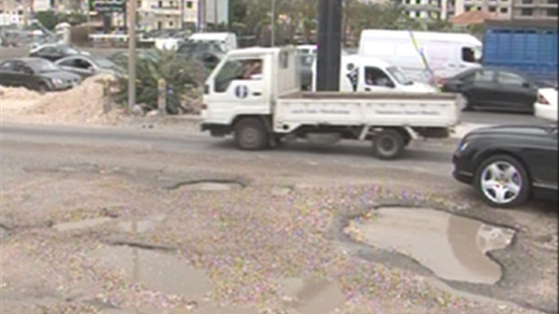 حفرة على طريق جل الديب البحرية تعرقل تحرّك المواطنين