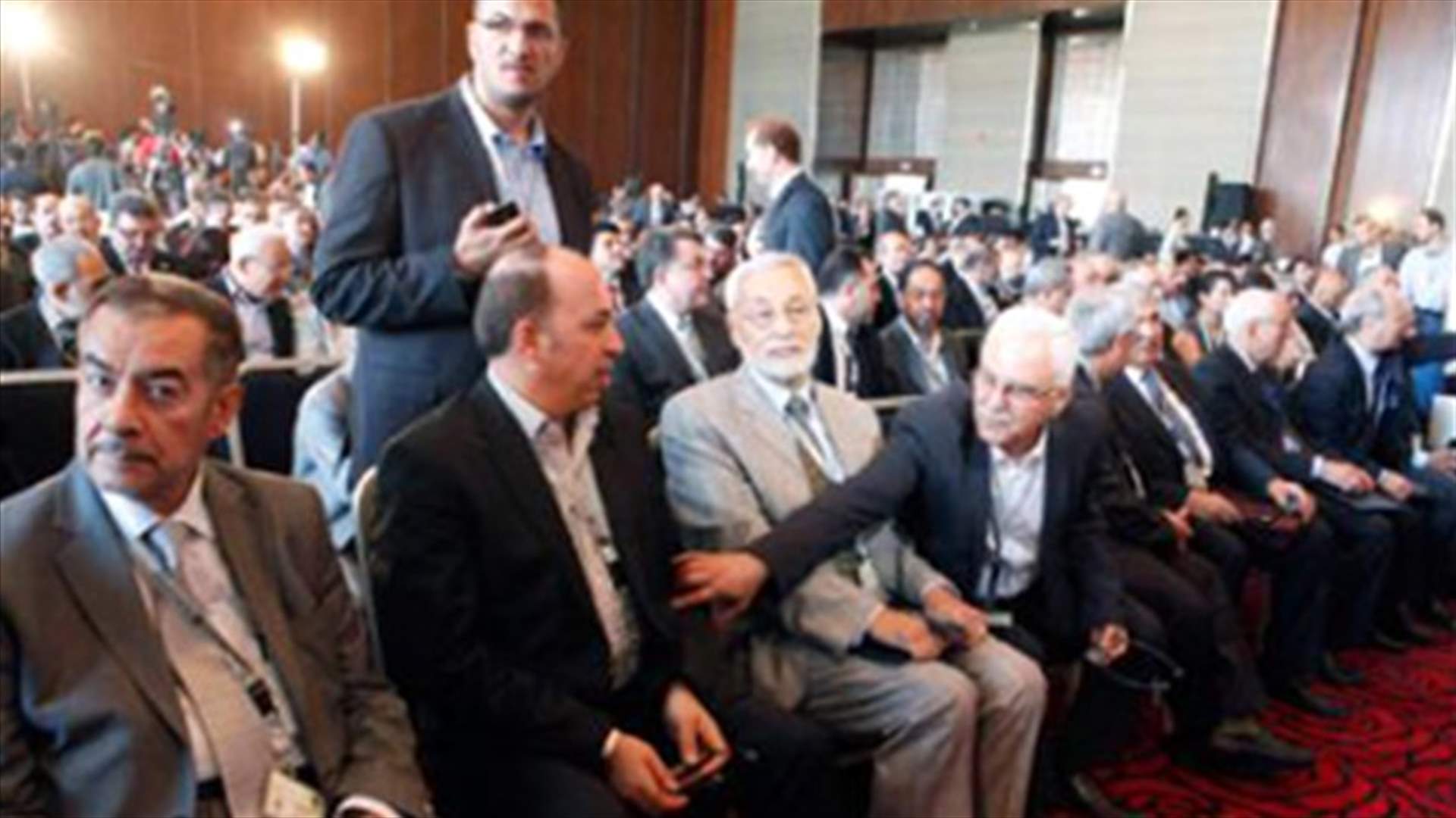 المعارضة السورية تتحاور باللكمات والمناضد