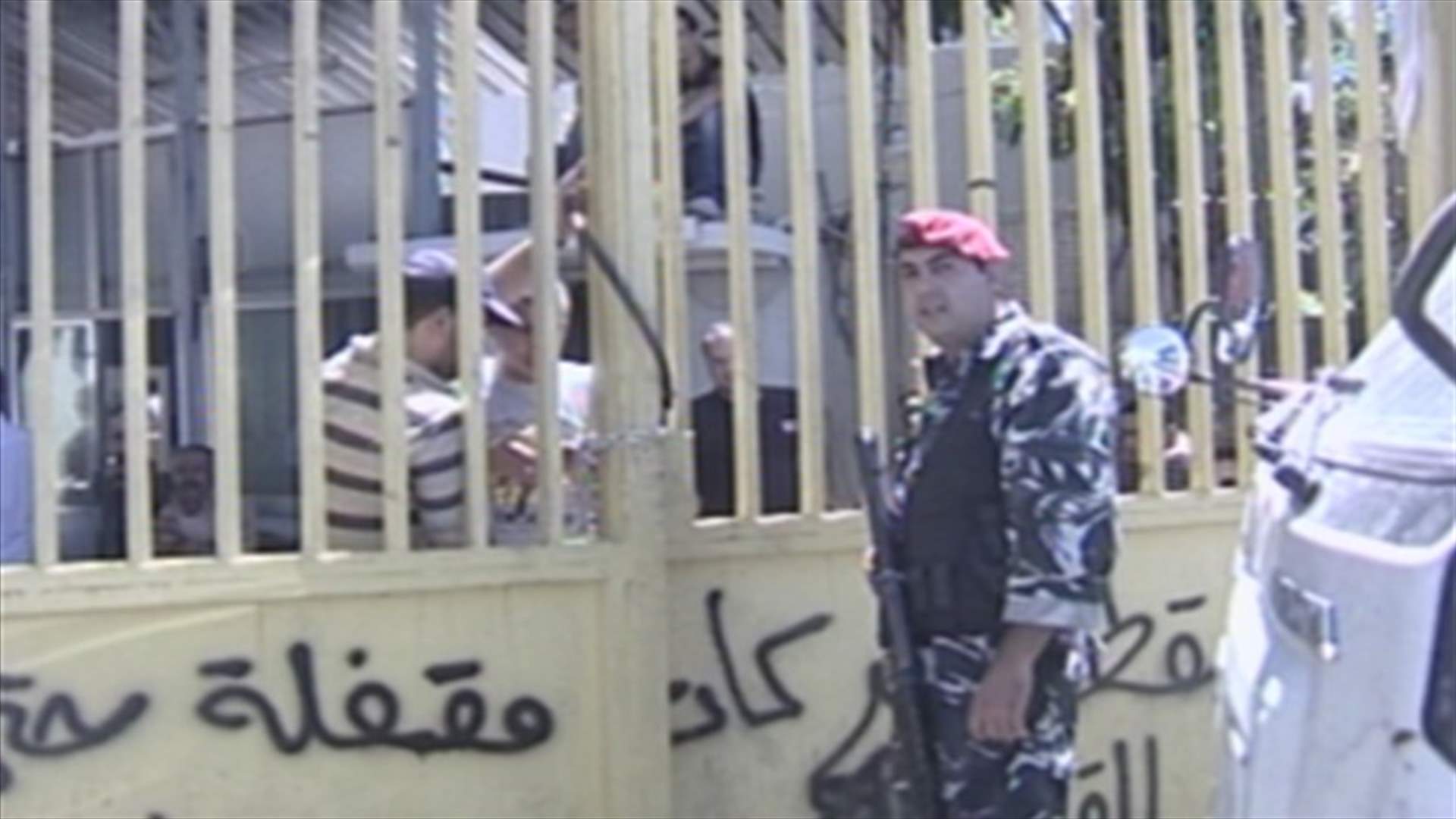 مياومو كهرباء لبنان يقفلون أبواب المؤسسة لبعض الوقت