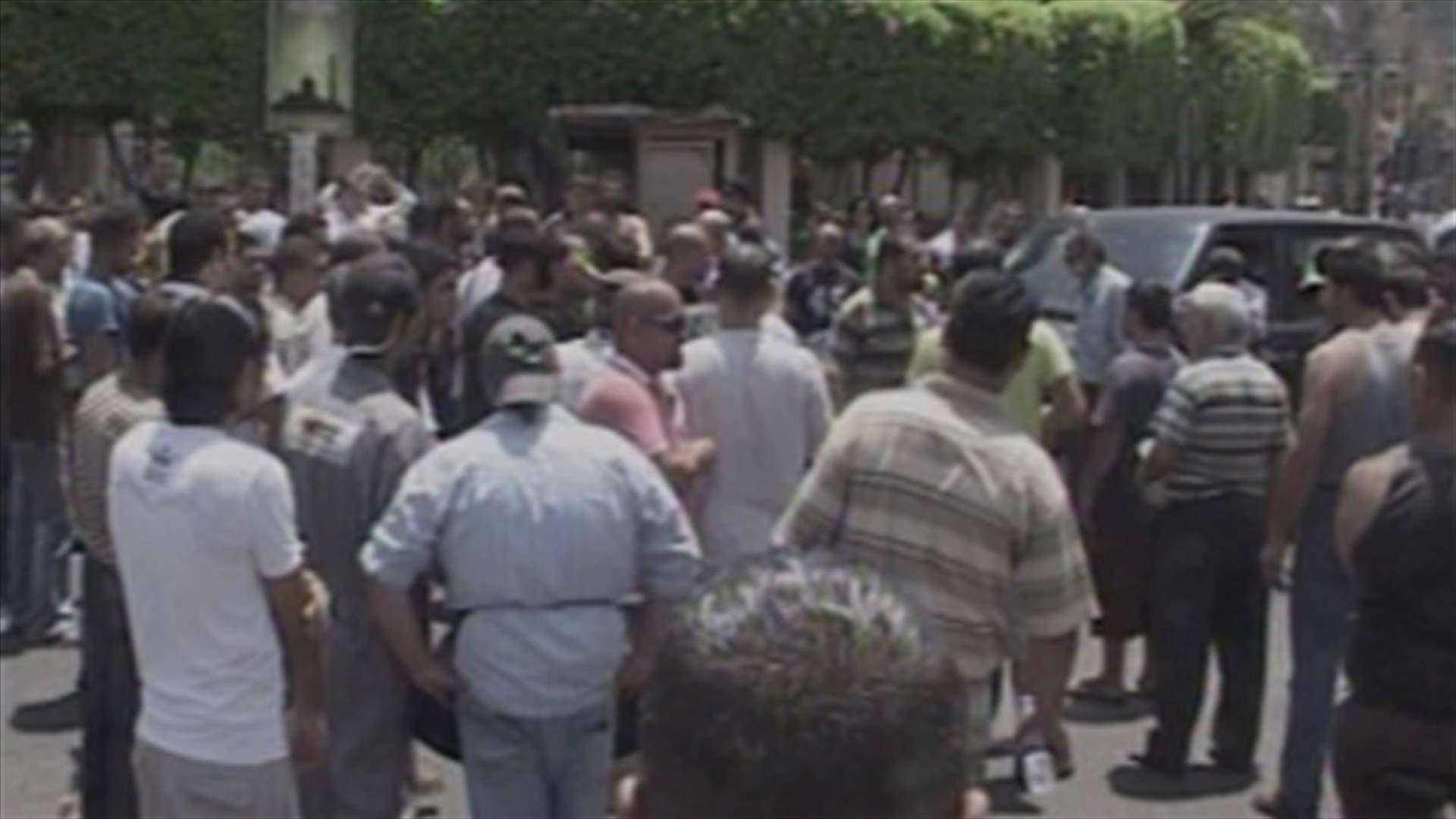 بائعو سوق الخضار بصيدا يحتجون فيقطعون الطريق وينصبون الخيم