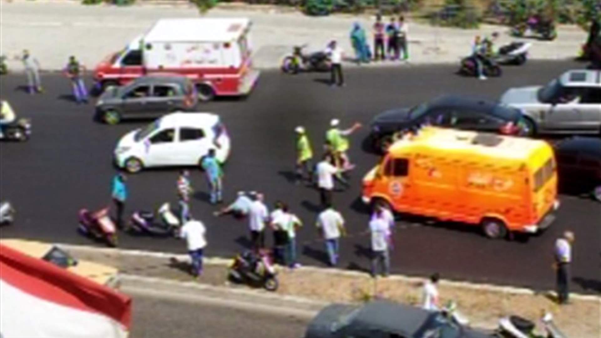 Car hits citizens on Karantina highway, flees