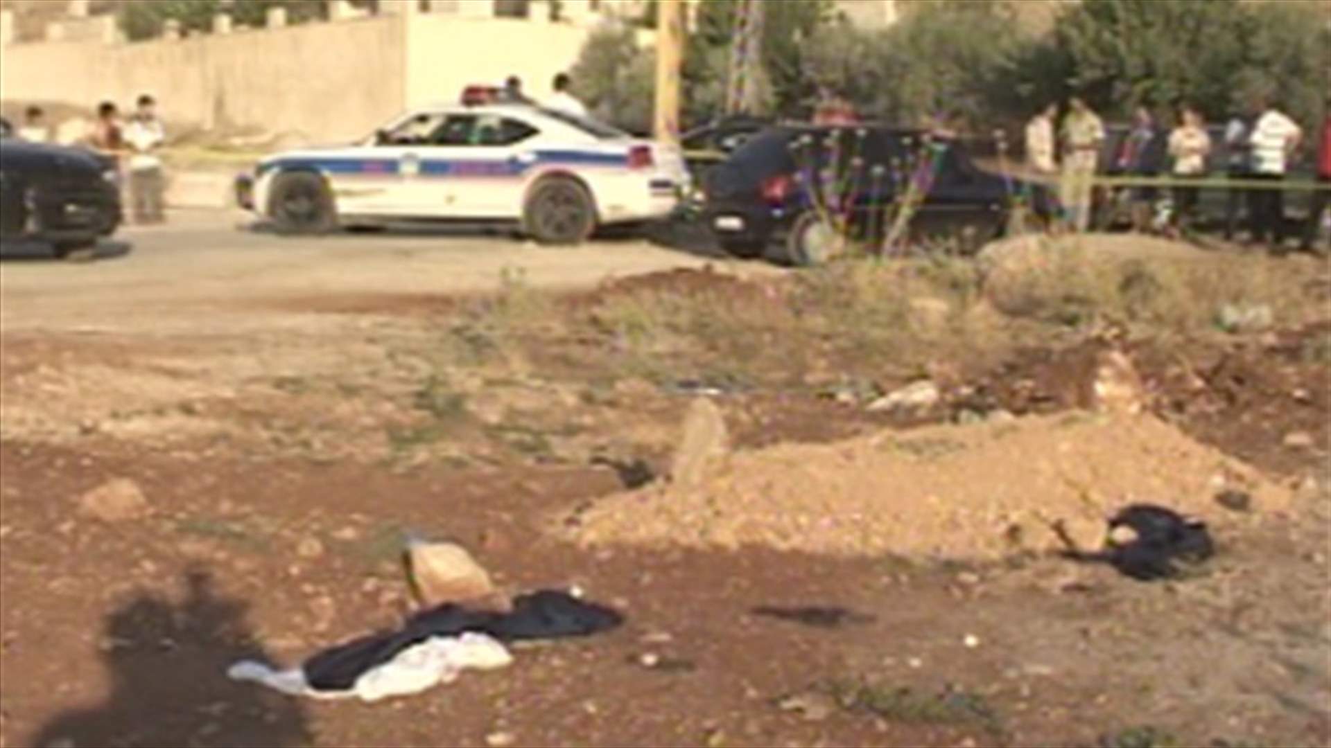 قبر على طريق معمل السكر بمجدل عنجر عليه ثياب ممزقة وغالون