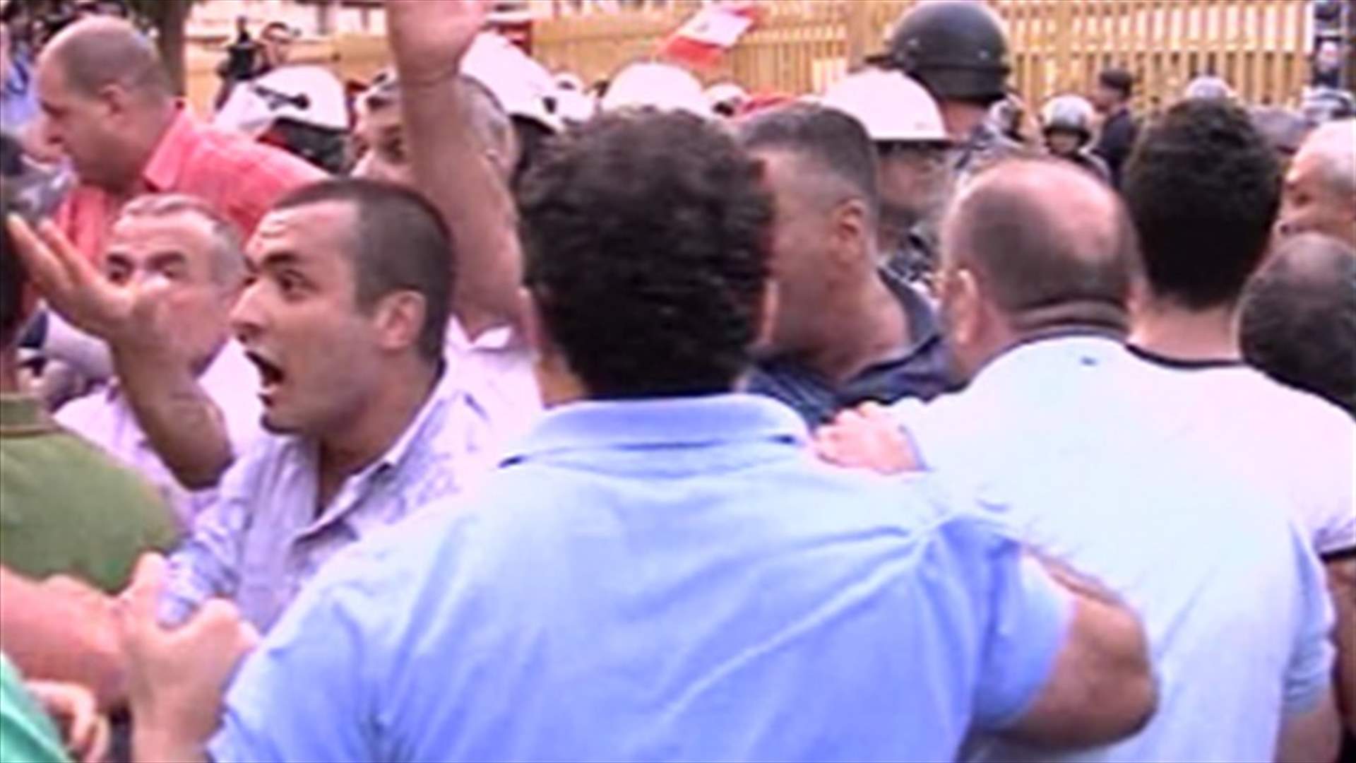 Citizens stage counter protest against EDL contractors 