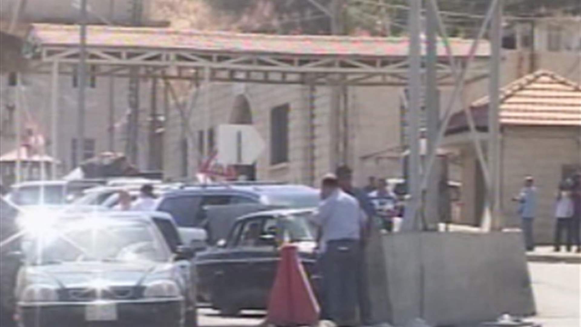 Refugee influx creates heavy traffic at al-Masnaa crossing point