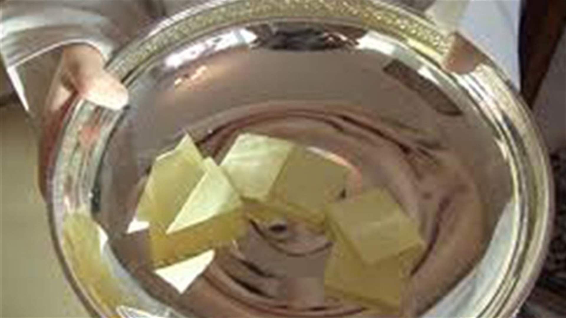 احدى المدن تدفع رواتب الموظفين بالقرعة!!! 