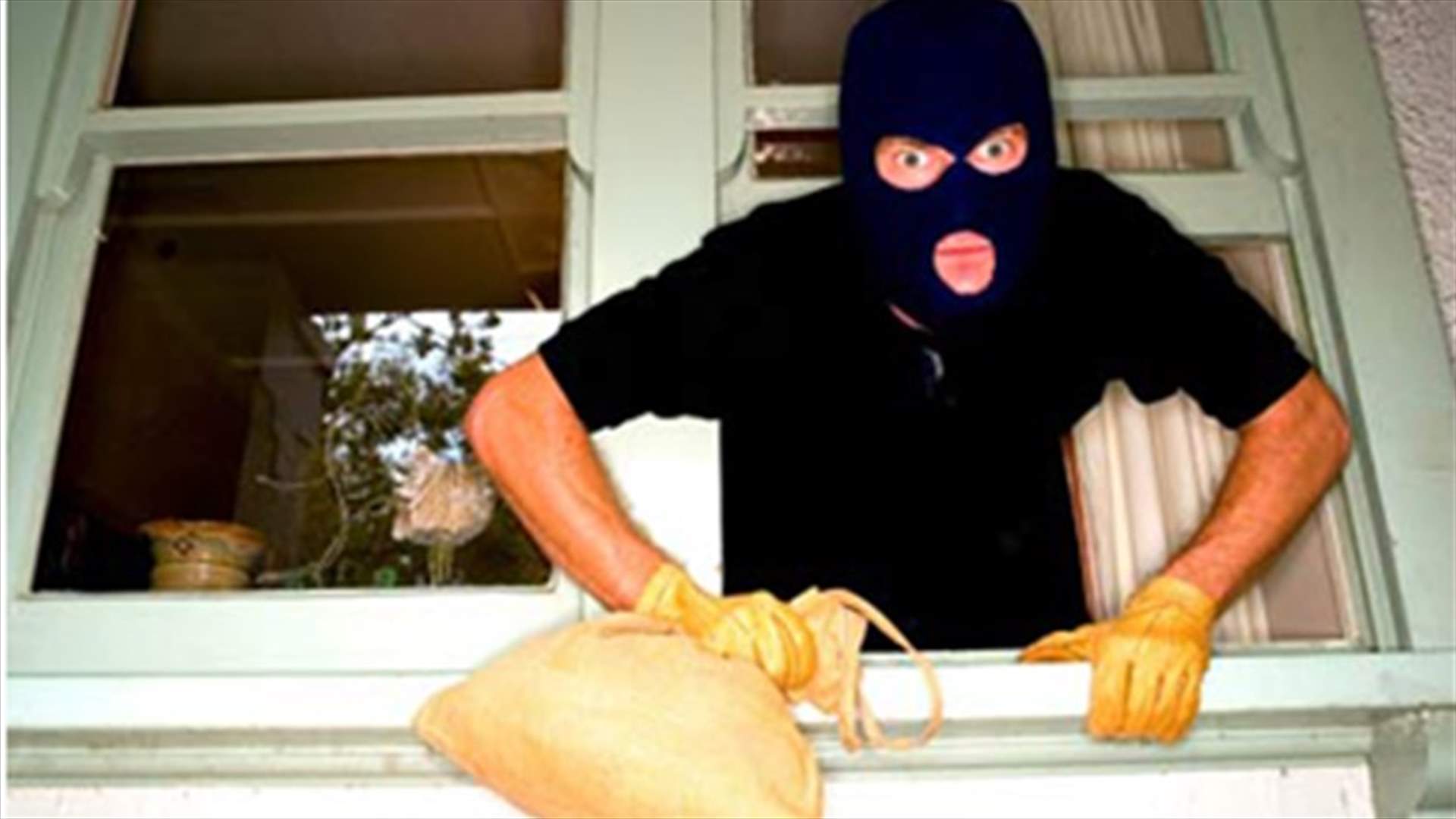 لص يترك بطاقة هويته في سروال.. ضحيته