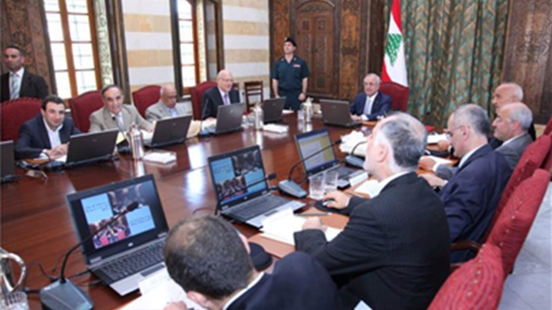 Cabinet concludes, Jumblatt & Sleiman hold private talks 