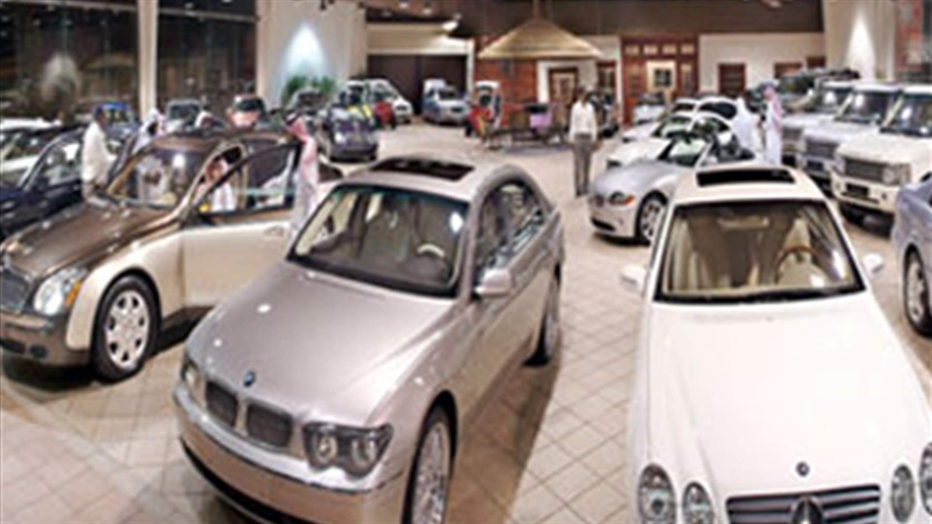 حاولوا سرقة سيارة من احد المعارض لكن موظفا اعترضهم فسرقوه
