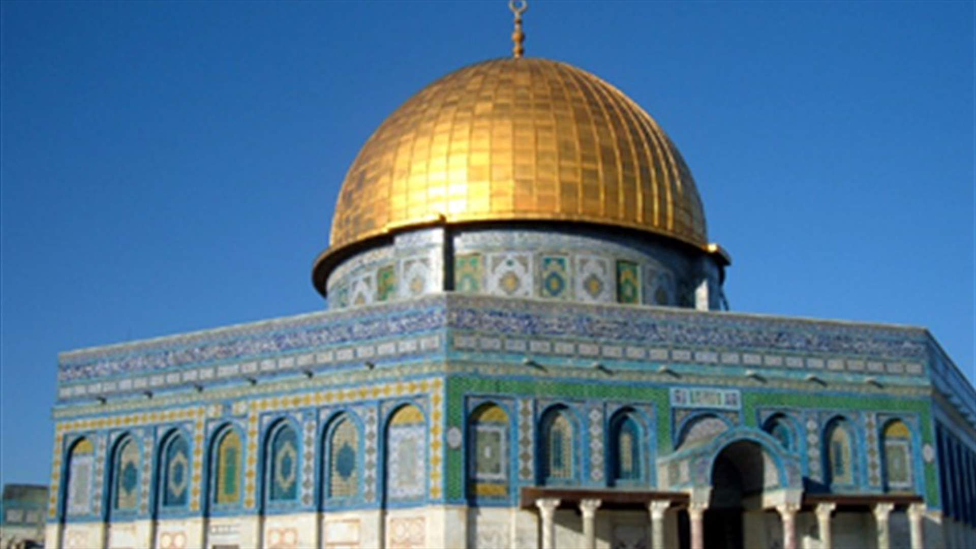 Tens of thousands cross checkpoints to pray in Jerusalem