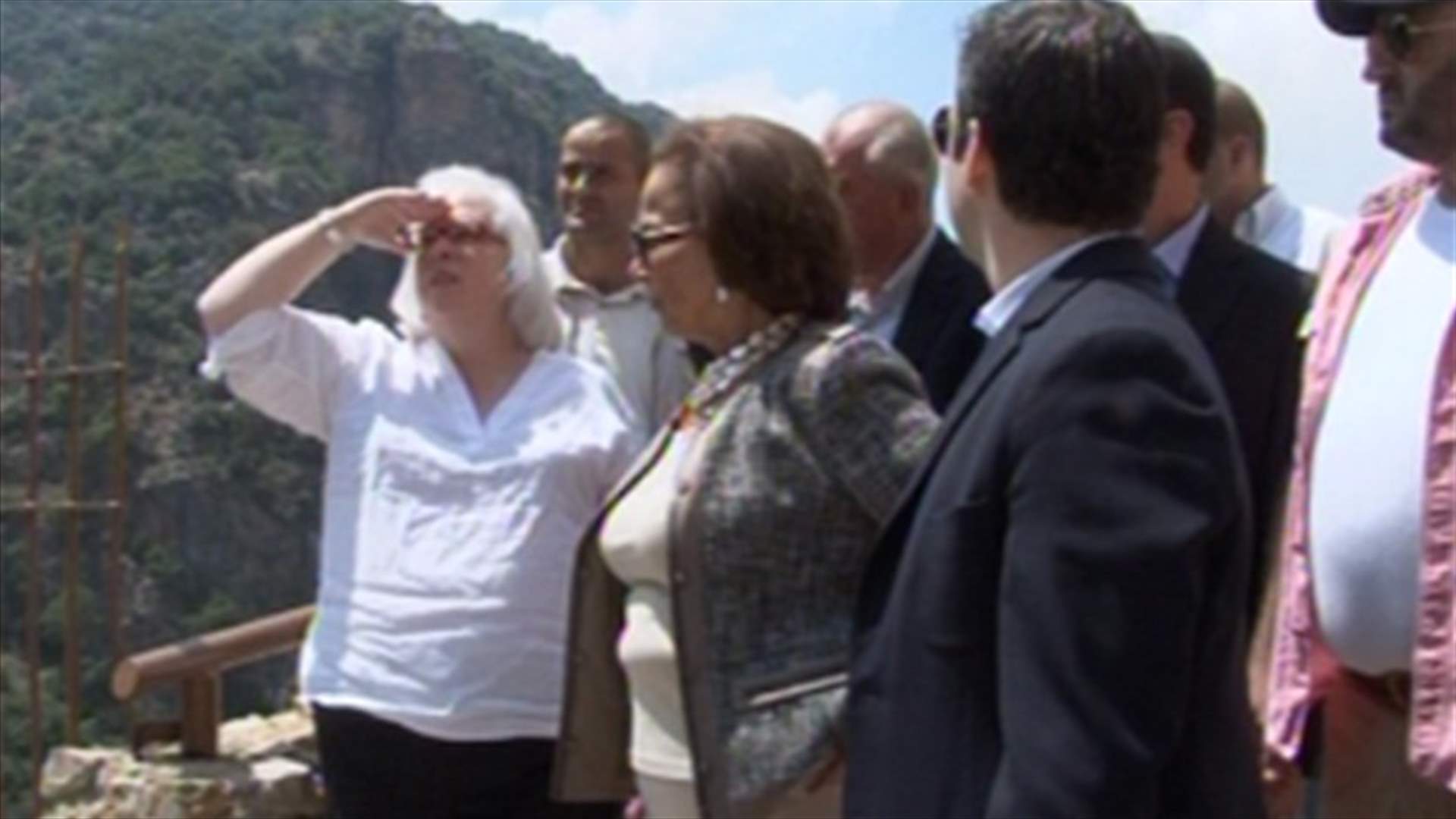 Connely tours Ehden 