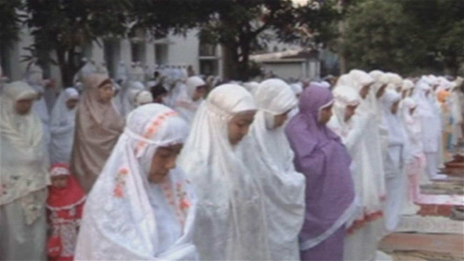 Ramadan ends as Muslims celebrate Eid al-Fitr around the world