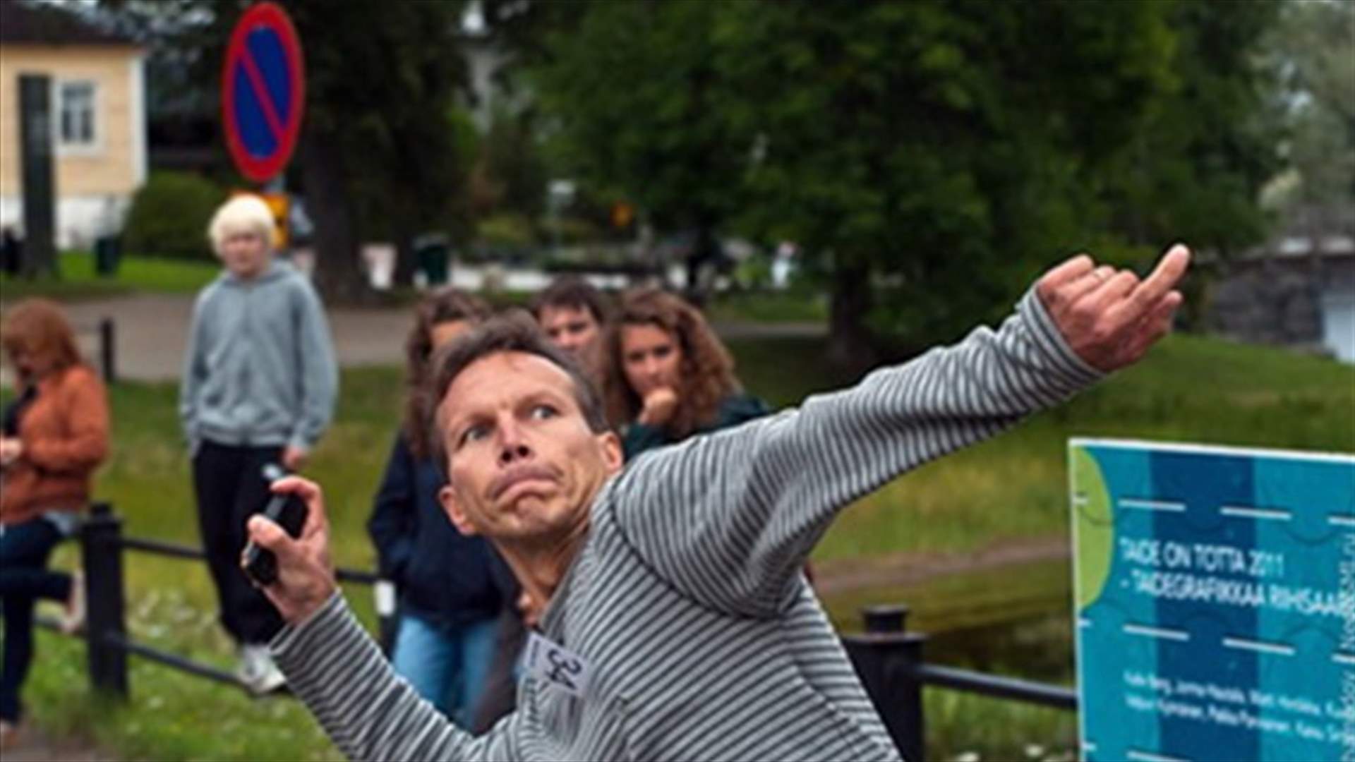 New world record in mobile phone throwing championships