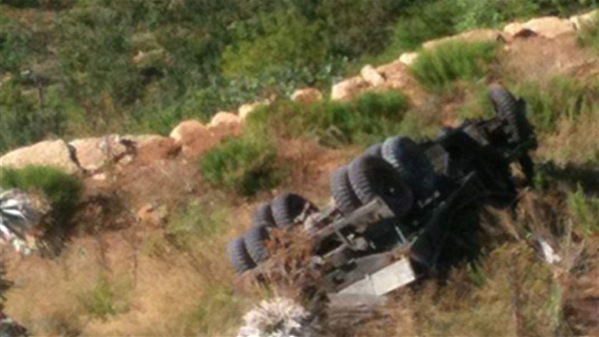 LAF truck overturns in Donniyeh 