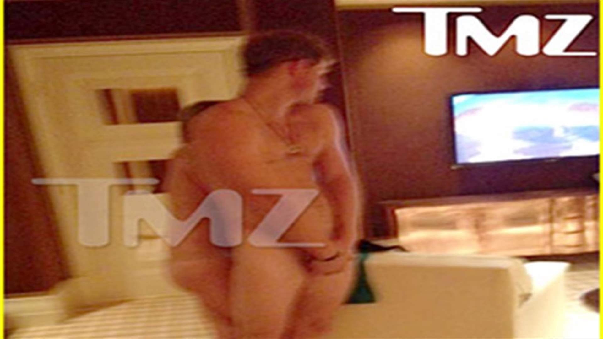 U.S. website airs naked photos of UK&#39;s Prince Harry