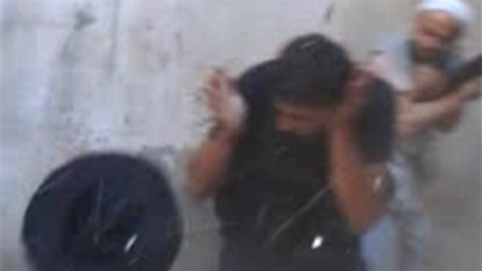 خاص LBCI: فيديو لقذيفة صاروخية تصيب مسلحين في طرابلس 