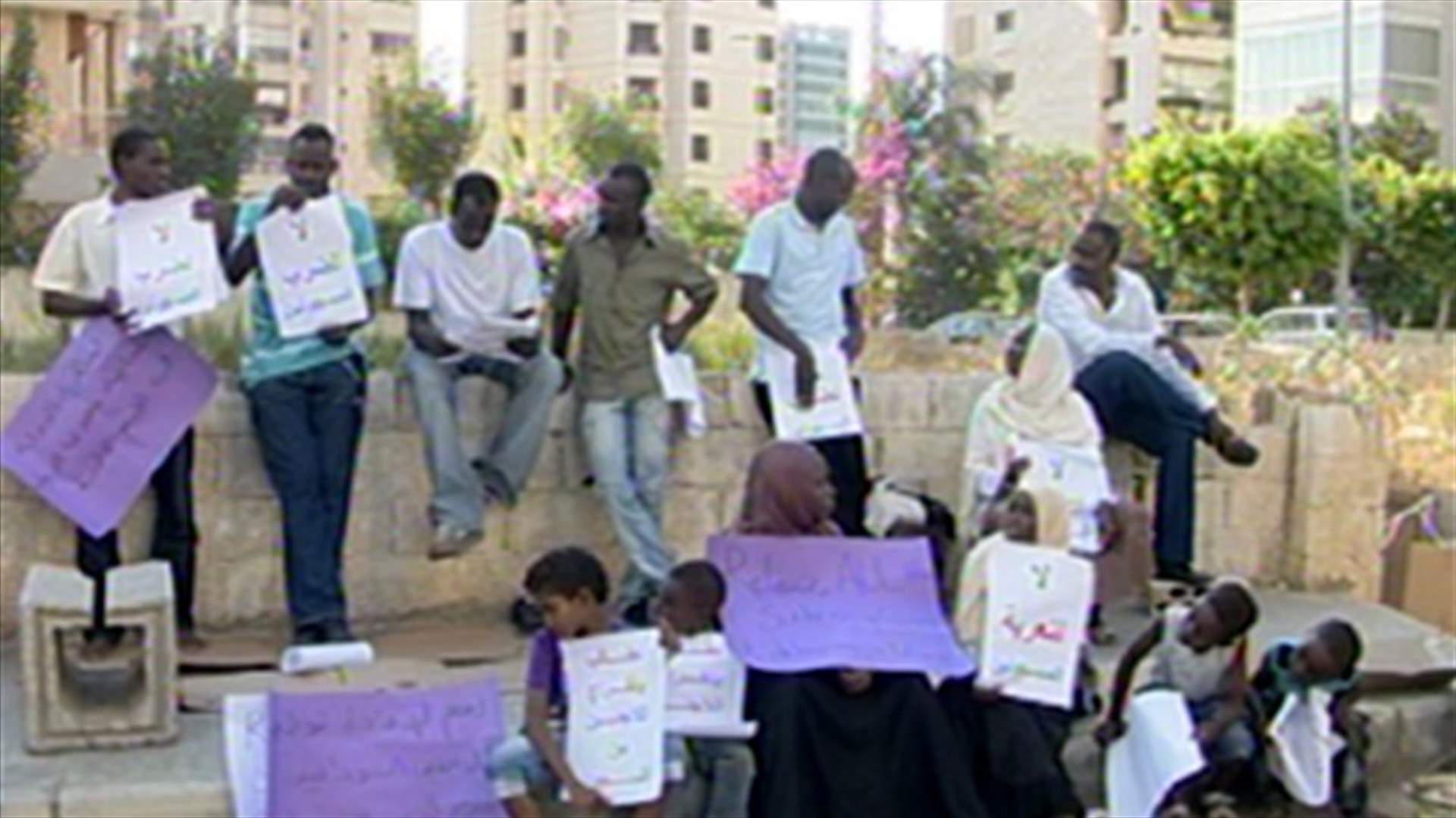 معاناة اللاجئين السودانيين مستمرة : توقيف 13 واعتصام تضامني