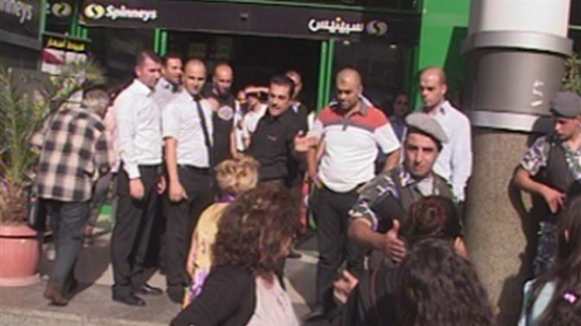 أصدقاء عمال" Spinneys"يعتصمون وانتقادات تطال المدير مايكل رايت