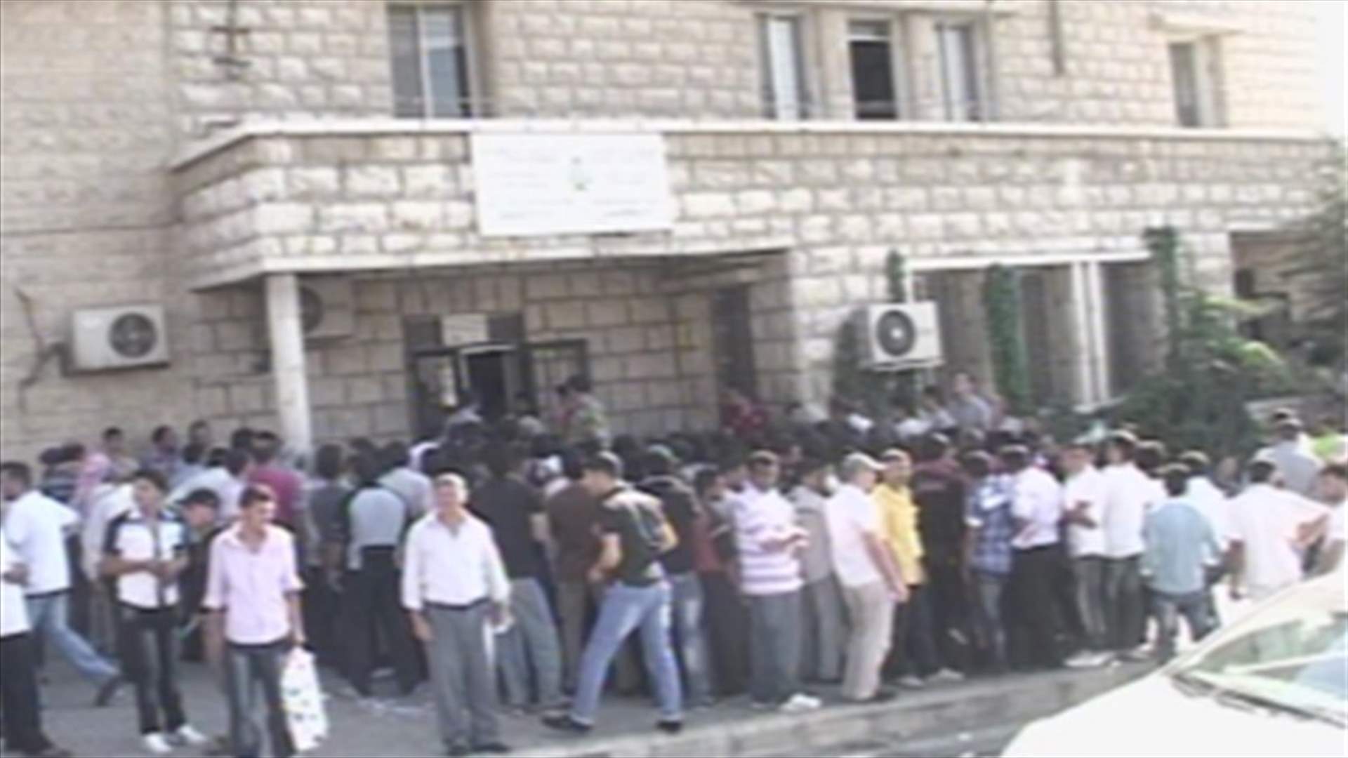 Long lines on al-Masnaa crossing point, General Security asks for LAF support
