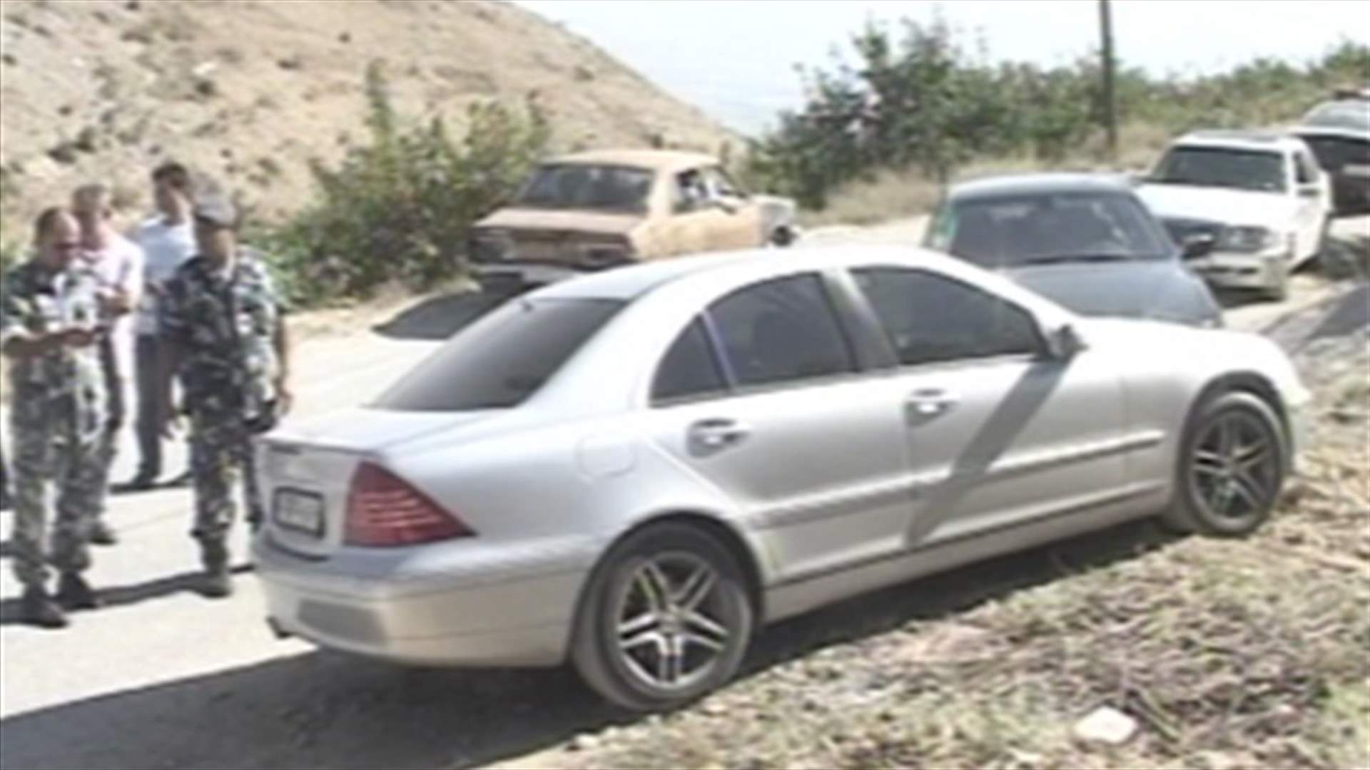 تركوه في صندوق سيارته بعدما سرقوه على طريق تعنايل