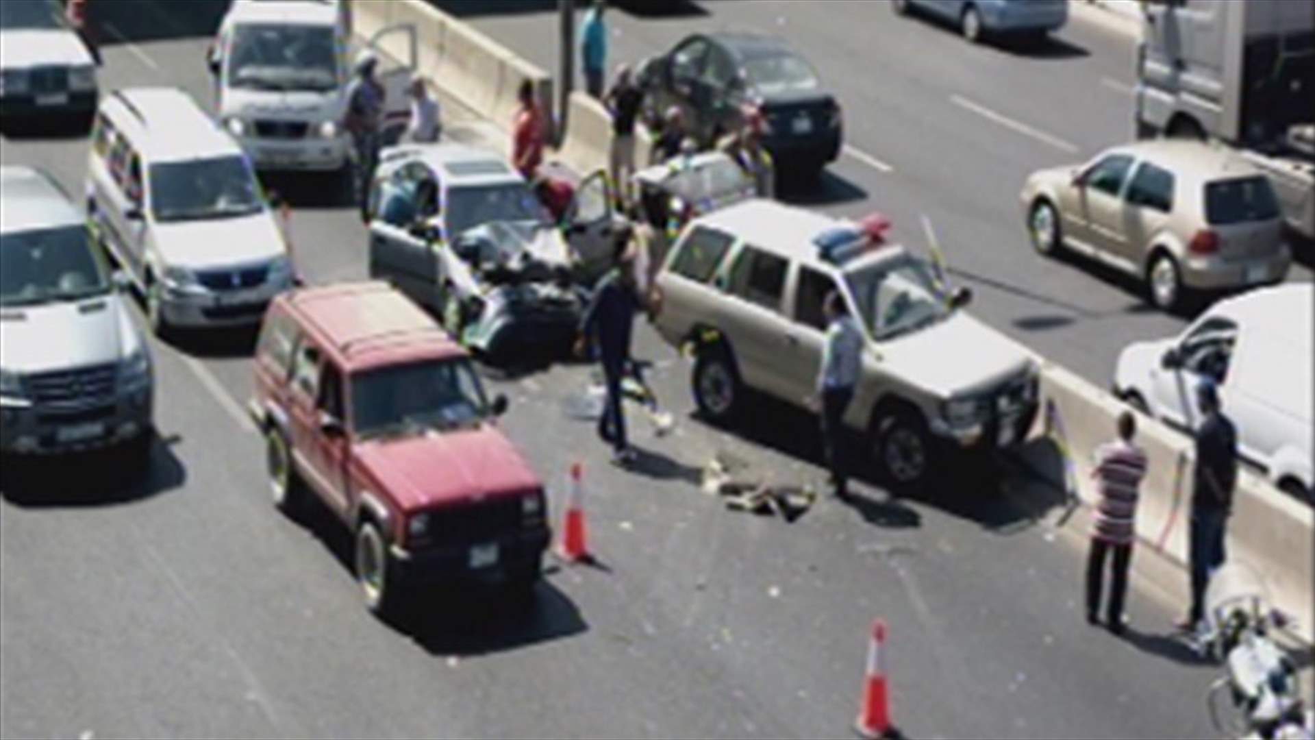 SUV collides in concrete impediments on Dbayeh Highway, injuries reported