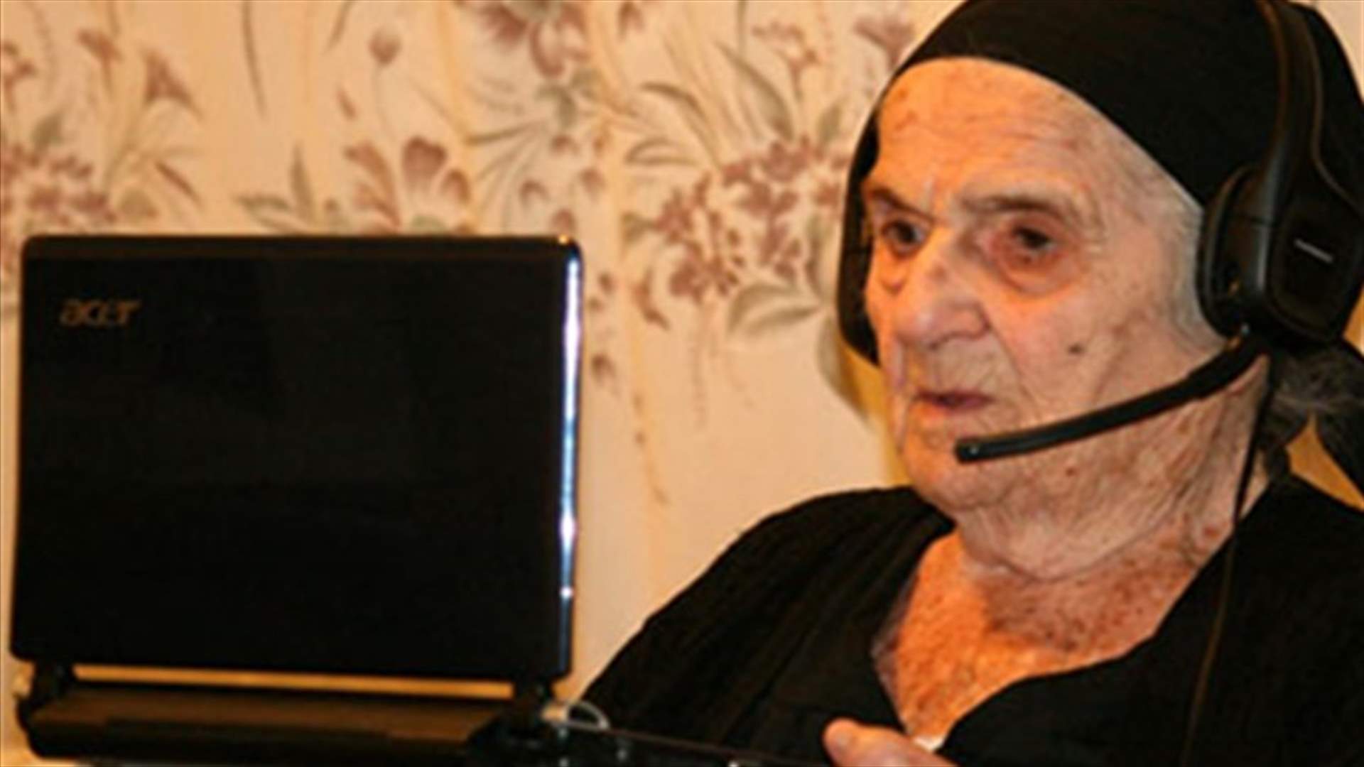 أوجيني (95 سنة) تستعمل الانترنت في عندقت وستفتح فايسبوك