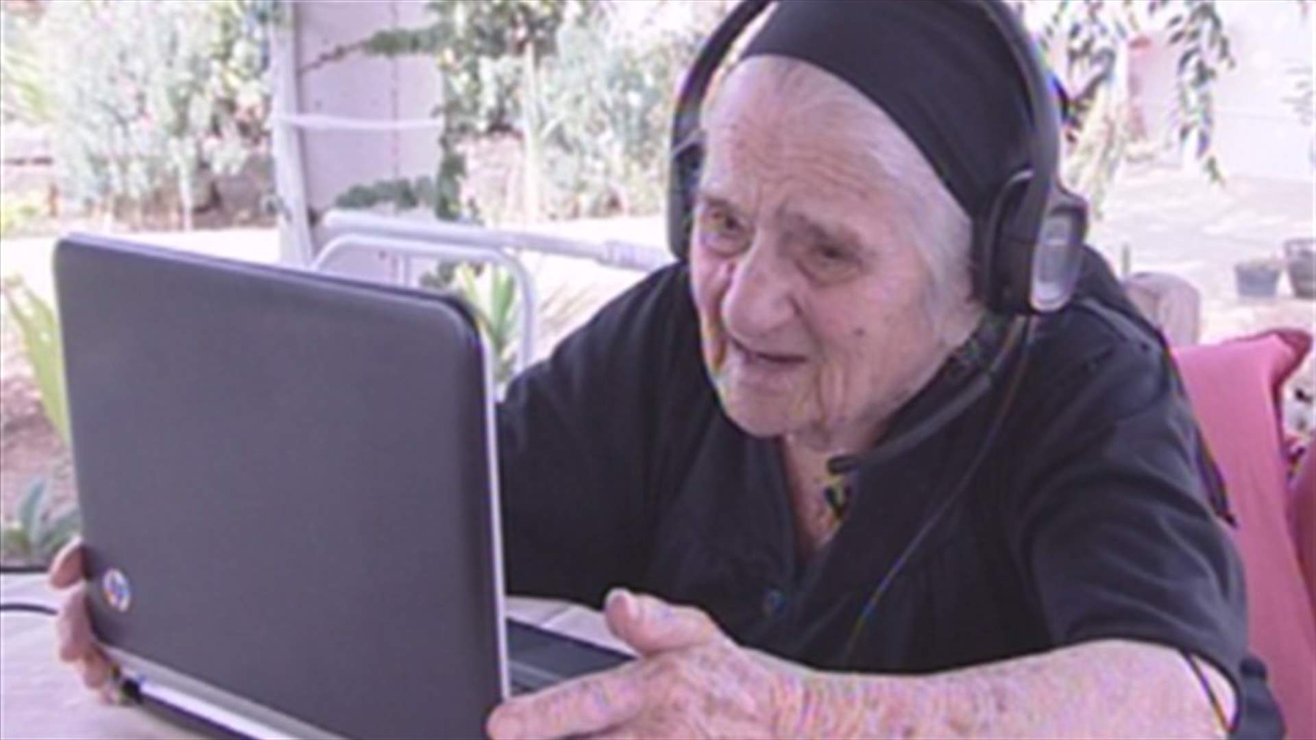 A 100-year-old woman in Akkar masters the use of technology