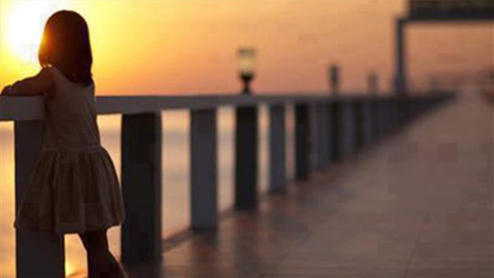 طفلة في الشارع فجراً بحثاً عن ماء...