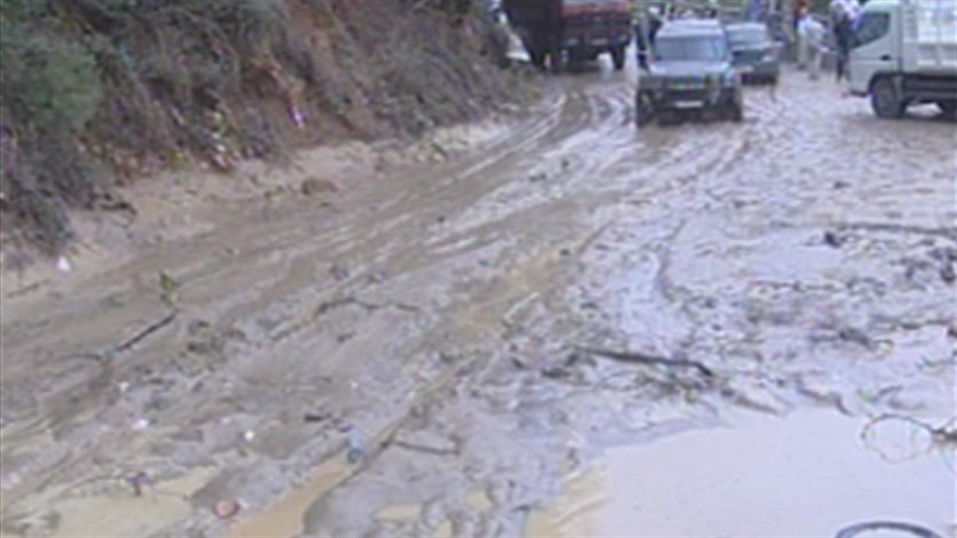 نهر الكلب فاض وزحلت التربة بزكريت بسبب امطار تشرين...