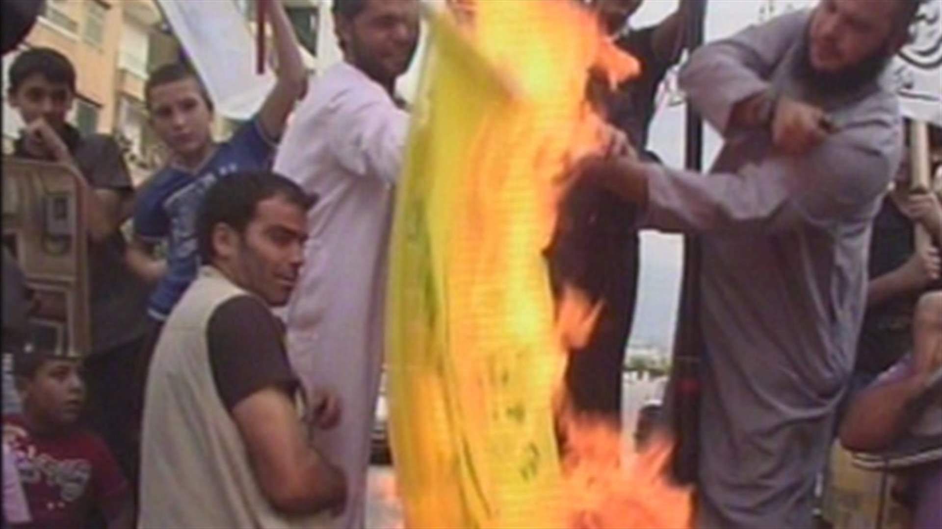 In Tripoli, demonstrators burn the flag of Hezbollah 