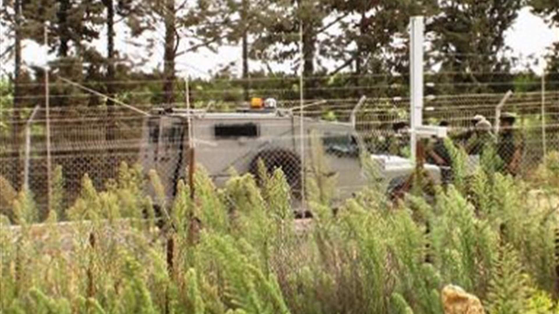 Israeli forces cross barbed wire in Wazzani
