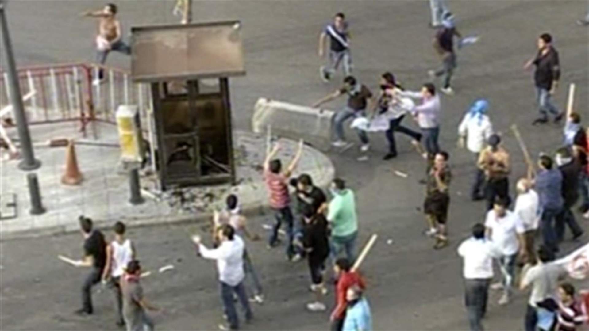 دعوات للانسحاب من الشارع بعد مواجهات أمام السراي
