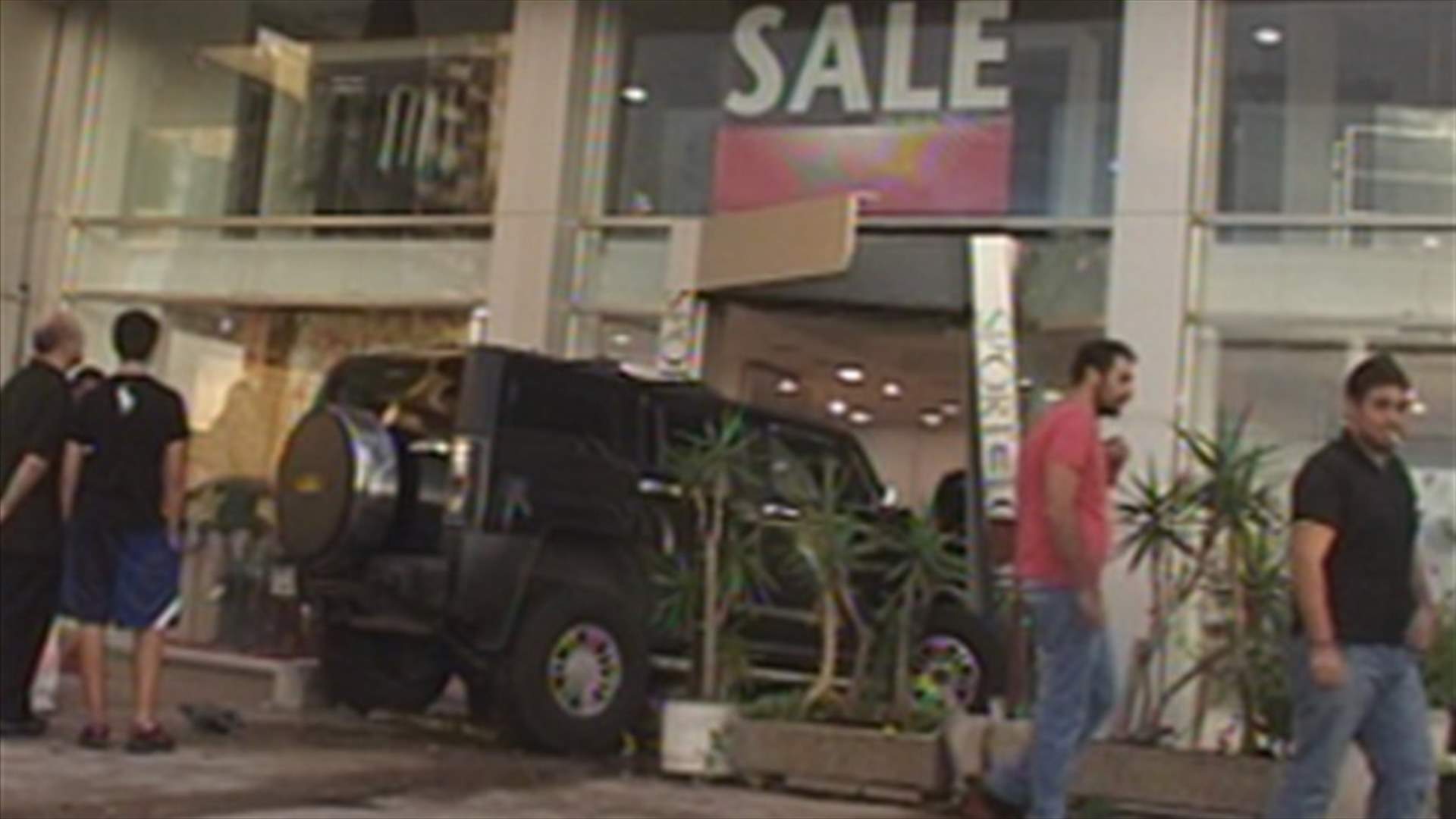 Hummer storms commercial shop in Kaslik