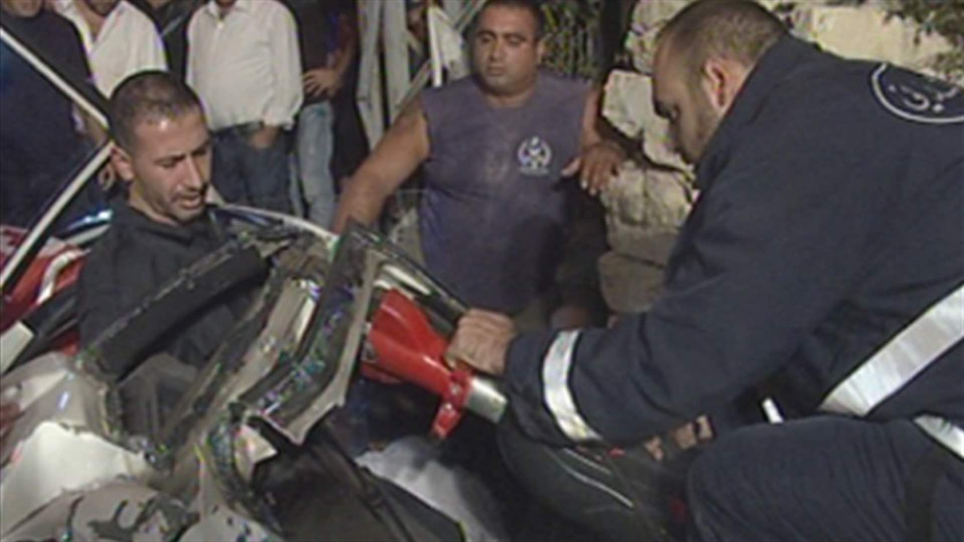 شاحنة تصدم مرسيدس فتوقع جريحين