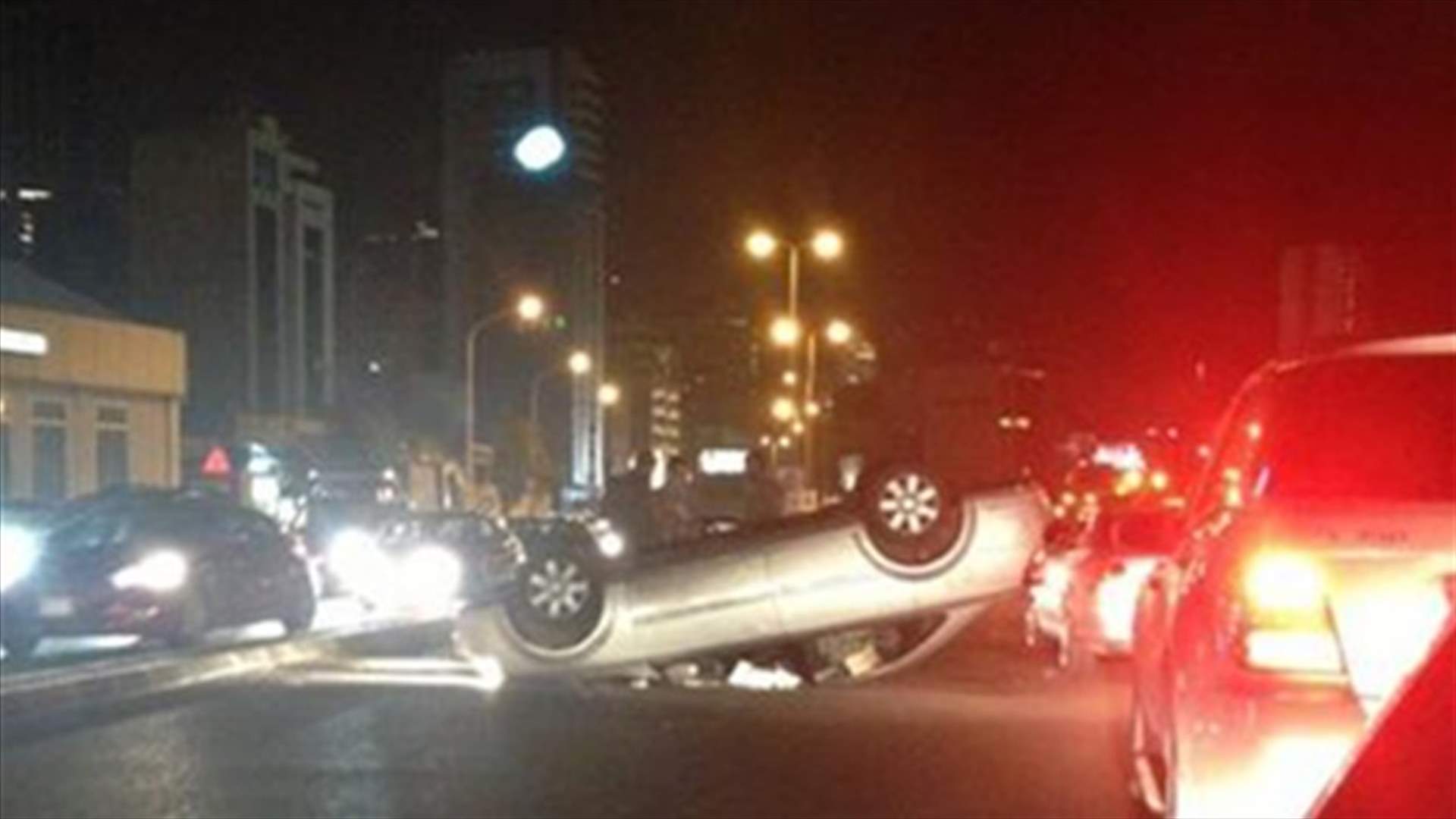 انقلاب سيارة على جادة شارل حلو