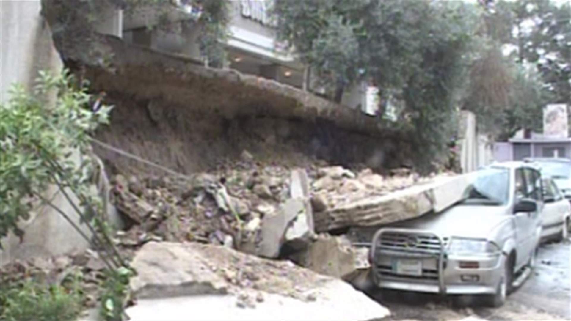 Rains and floods lead to structure collapse in residential bldg, Choueifat 