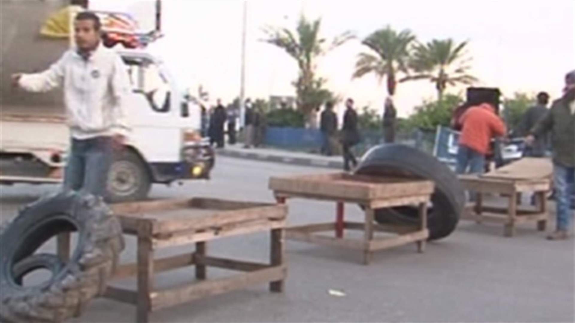 اهالي التبانة قطعوا الطريق عند دوار ابو علي 