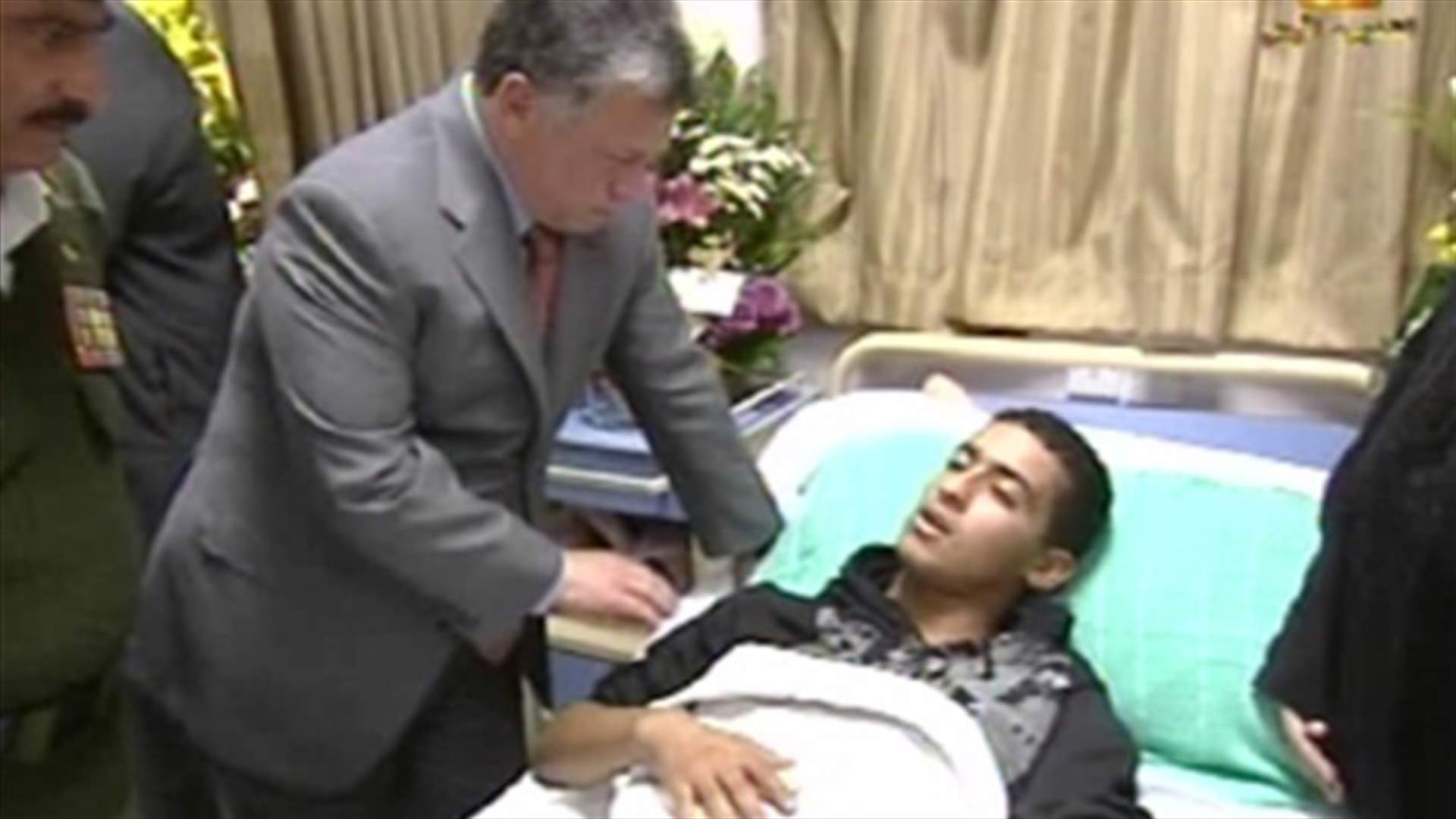 العاهل الأردني يعود عناصر الأمن الذين اصيبوا بالاحتجاجات