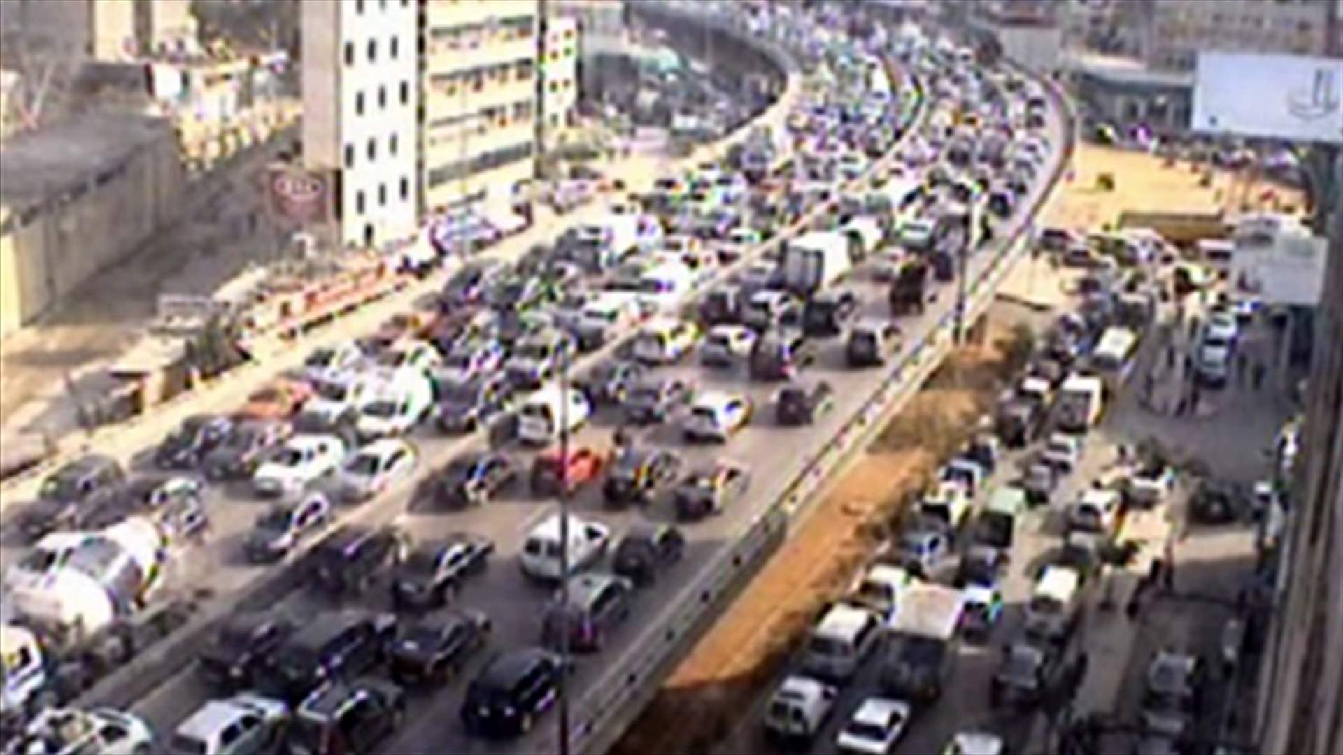 REPORT: Suffocating traffic jam block Beirut's northern entrance, LAF Command apologizes 