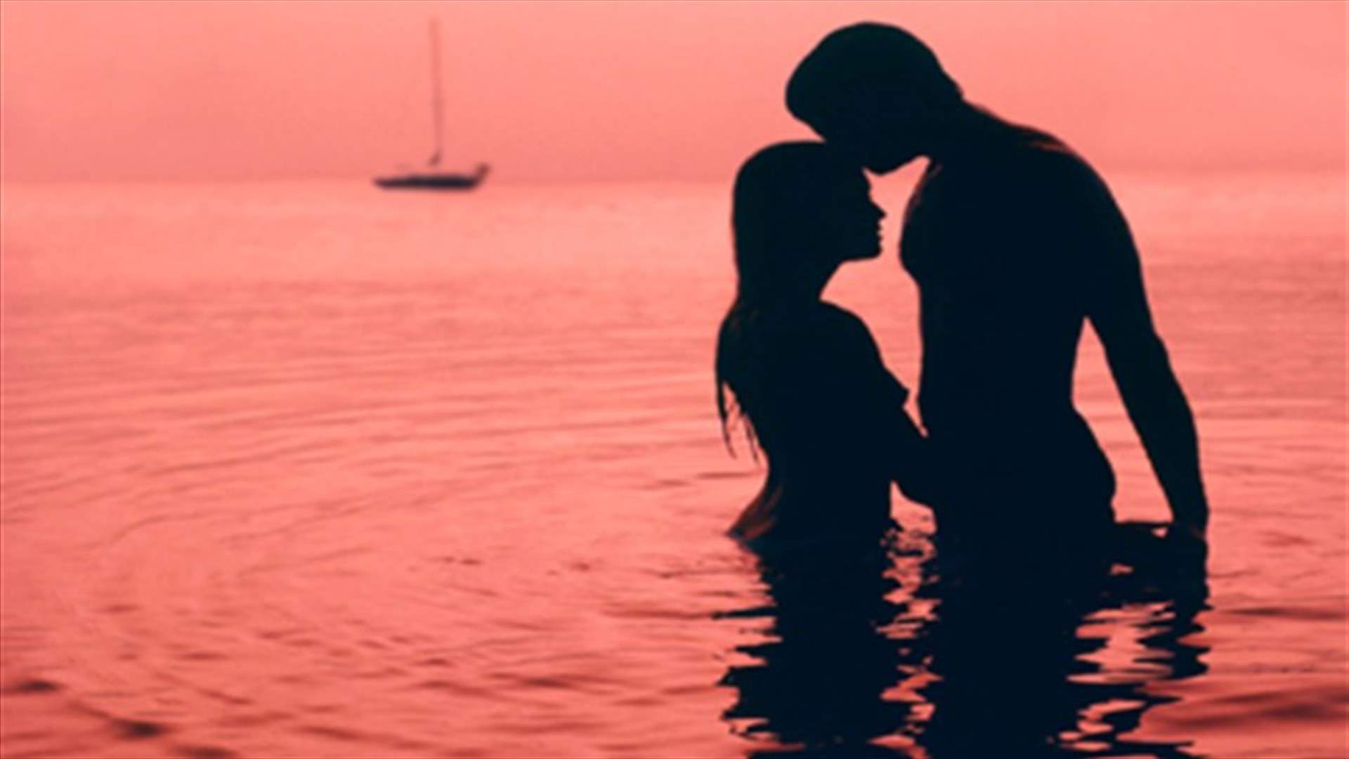 اقيل بعدما نشرت صور له وهو يمارس الجنس مع عشيقته