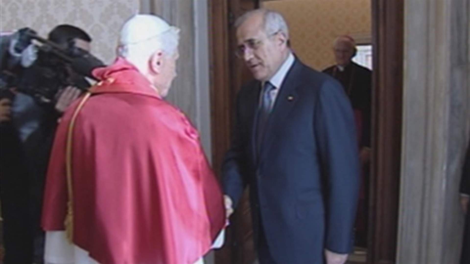 Pope receives Sleiman at Vatican: Lebanese must hold on to dialogue 