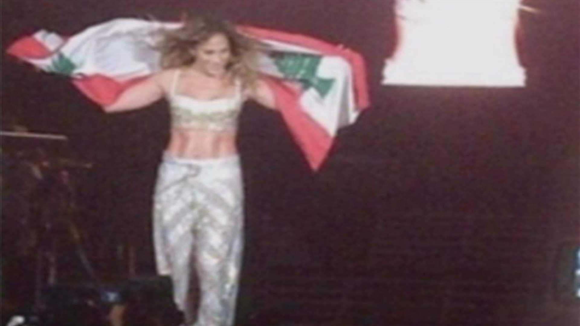 "جنيفر لوبيز" تلتحف... بالعلم اللبناني