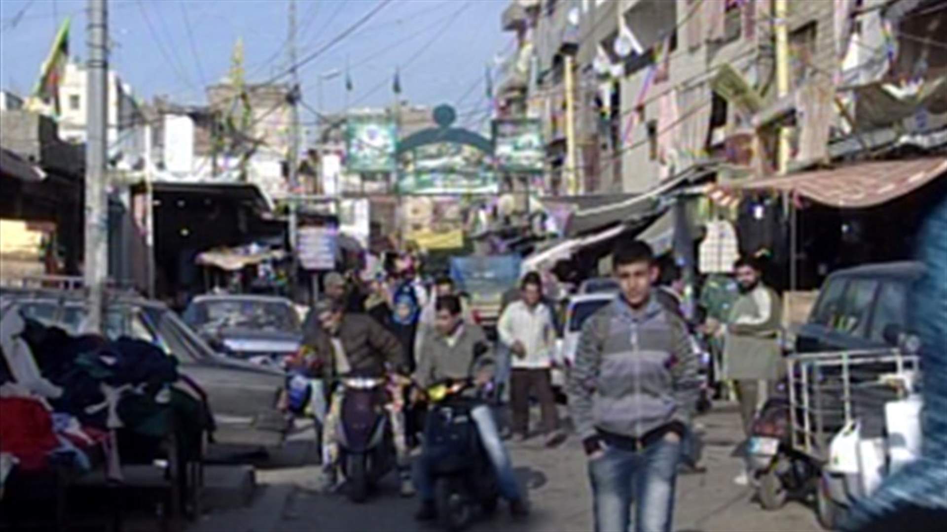اللاجئون السوريون الى اليسار واليمين في صبرا وشاتيلا