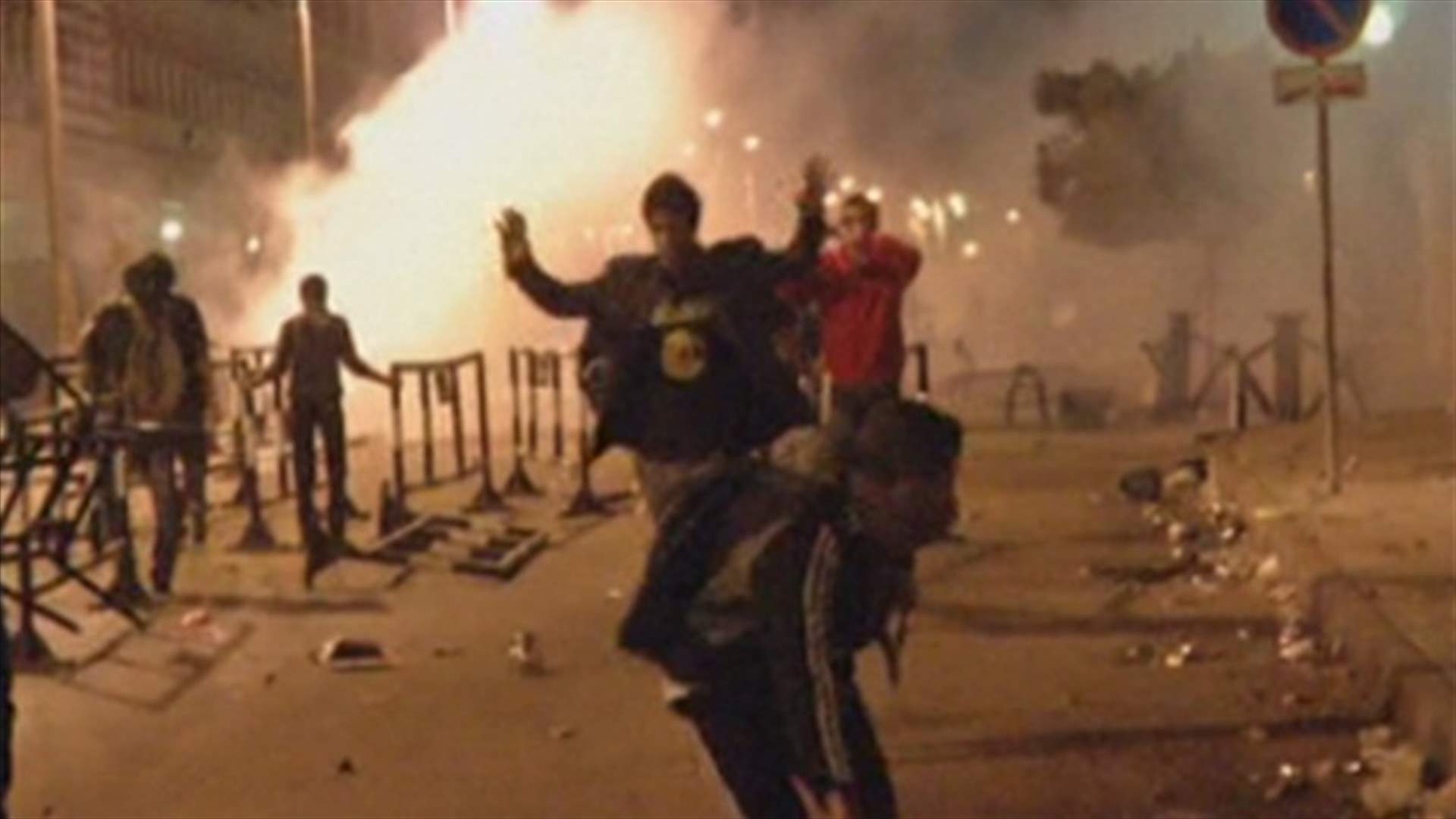 مرسي يغادر قصر الرئاسة بعد اشتباكات بين الشرطة ومحتجين